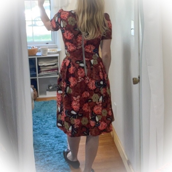 💕NWT Lularoe Amelia Dress with pockets Fit & Flare Red Floral & Paisley Design - Picture 4 of 15